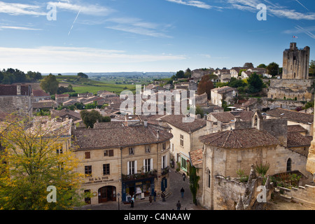 Dächer aus L'Eglise Monolith in traditionellen Stadt St. Emilion, Bordeaux, Frankreich betrachtet Stockfoto