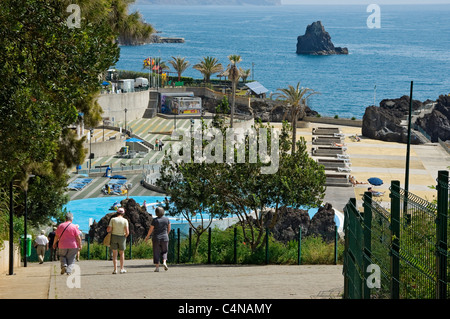 Menschen Touristen Besucher zu Fuß entlang der Promenade zu Fuß zwischen den Lido Swimmingpool und Praia Formosa Funchal Madeira Portugal EU Europa Stockfoto