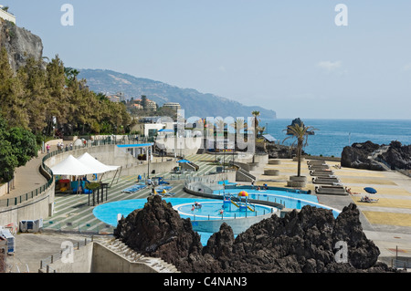 Blick entlang der Promenade Spaziergang zwischen dem Lido Schwimmbad Und Praia Formosa Funchal Madeira Portugal EU Europa Stockfoto