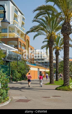 Menschen Touristen Besucher zu Fuß entlang der Promenade zu Fuß zwischen den Lido und Praia Formosa Funchal Madeira Portugal EU Europa Stockfoto