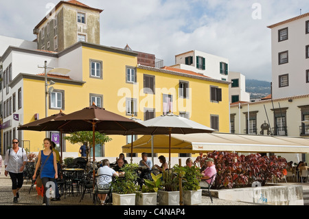 Menschen Touristen Besucher saßen im Café im Freien mit dem Zuckermuseum im Hintergrund Funchal Madeira Portugal EU Europe Stockfoto