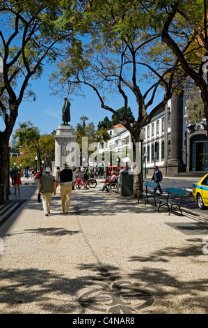 Besucher Touristen Leute, die entlang der Promenade in Funchal spazieren Stadtzentrum Madeira Portugal EU Europa Stockfoto