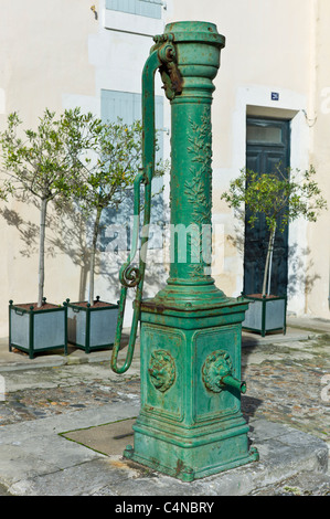 Alte Dorf Wasserpumpe am St Martin de Ré, Ile de Ré, Frankreich Stockfoto