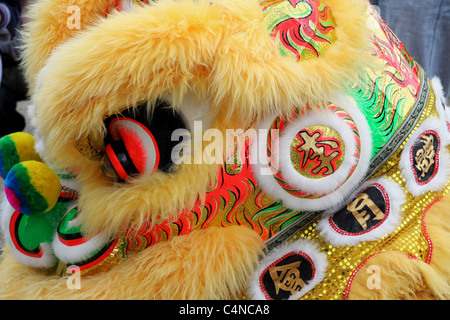 Ein Drachenkopf, die während einer chinesischen Drachentanz auf dem London Hong Kong Dragon Boat Festival, Royal Albert Docks, London 2011 Stockfoto