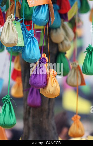 Eine Nahaufnahme von Vermögen Taschen hängen von einem Wunsch Baum bei der Drachenboot-Festival am Royal Albert Docks in London, Juni 2011 Stockfoto