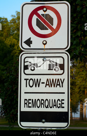 Kein Anhalten - Parkverbot - Tow - Away Zone Straßenschild. Stockfoto