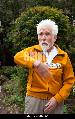 Eine animierte Sir Roy Strong spricht mit Besucher über die Geschichte von seinem großen Garten an der Laskett, Herefordshire, England. Stockfoto