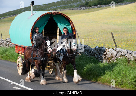 Pferdekutsche Gyrpsy Wohnwagen auf der Hauptstraße in der Nähe von Sedbergh Zeitpunkt der Appleby Fair. Stockfoto