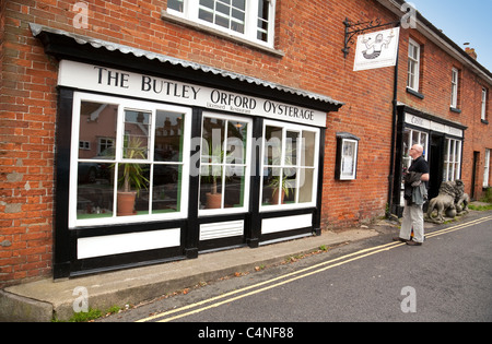 Ein Mann, der Blick auf die Speisekarte außerhalb der Butley Orford Oysterage, Orford Dorf Suffolk UK Stockfoto