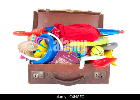 Sommer Urlaub Strand und Urlaub Koffer voller Kleidung und Spielzeug Stockfoto