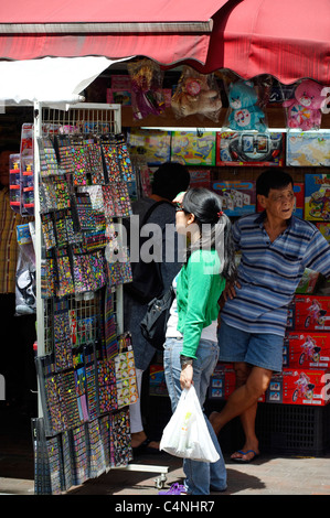 Frau shopping in Bugis Markt, Singapur Stockfoto