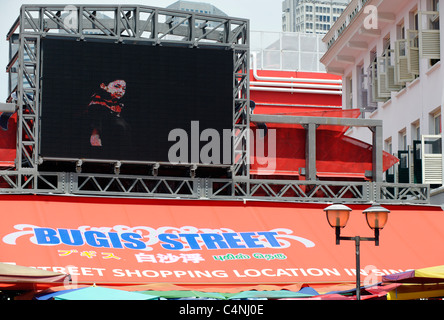 Marketing video Bildschirm erfreut Käufer zu Bugis Markt, Singapur Stockfoto