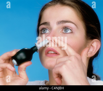 Mädchen/Frau mit Nasenspray oder Inhalator Stockfoto