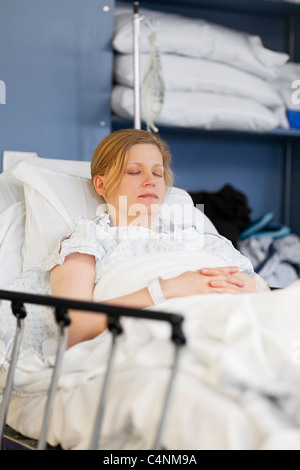 Frau erholt sich im Krankenhaus Zimmer Bett, Winnipeg, Manitoba Stockfoto