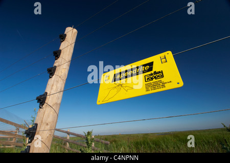 Elektrische Raubtier Kontrolle Zaun, Elmley Sümpfe RSPB reserve, Isle of Sheppey, Kent, England. Stockfoto