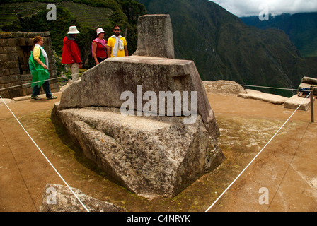 Touristen, die Anzeigen von Sonnenuhr in Machu Picchu, Peru Stockfoto