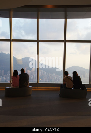 Paare, die auf Hong Kong Island aus Sky 100 Beobachtung deck in ICC, Hong Kong, China Stockfoto