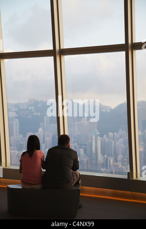 Paar Blick auf Hong Kong Island aus Sky 100 Observation deck in ICC, Hong Kong, China Stockfoto