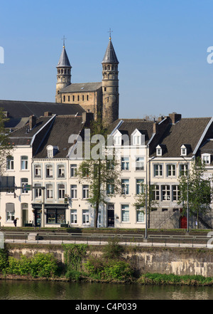 Blick über die Maas zu den Türmen der Frauenkirche, Maastricht, Niederlande Stockfoto