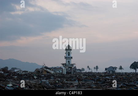 Ein Blick auf die Zerstörungen durch das Erdbeben und der Tsunami in Banda Aceh, Indonesien Stockfoto