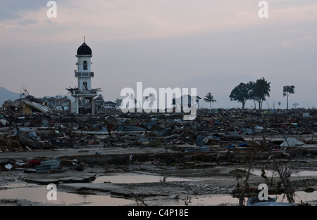 Ein Blick auf die Zerstörungen durch das Erdbeben und der Tsunami in Banda Aceh, Indonesien Stockfoto