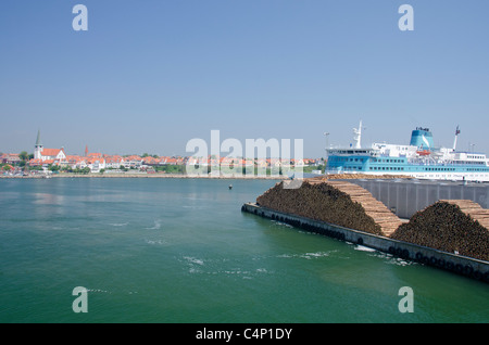 Dänemark, Insel Bornholm Ronne. Die größte Stadt auf der Insel Bornholm. Laden von Bauholz im Hafengebiet. Stockfoto