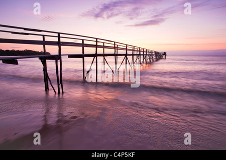 Holzsteg am See Winnipeg im Morgengrauen, Matlock, Manitoba, Kanada Stockfoto