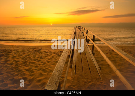 Hölzerne Pier und Strand am See Winnipeg im Morgengrauen, Matlock, Manitoba, Kanada Stockfoto