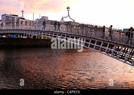 Menschen Kreuzung Brücke über den Fluss Liffey Dublin Irland Stockfoto