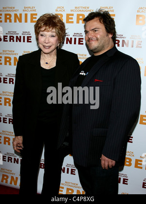 SHIRLEY MACLAINE JACK BLACK BERNIE. WELTPREMIERE AUF DER 2011 LOS ANGELES FILM FESTIVAL OPENING NIGHT DOWNTOWN LOS ANGELES C Stockfoto