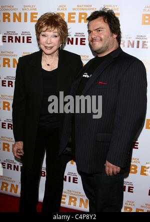SHIRLEY MACLAINE JACK BLACK BERNIE. WELTPREMIERE AUF DER 2011 LOS ANGELES FILM FESTIVAL OPENING NIGHT DOWNTOWN LOS ANGELES C Stockfoto