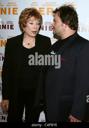 SHIRLEY MACLAINE JACK BLACK BERNIE. WELTPREMIERE AUF DER 2011 LOS ANGELES FILM FESTIVAL OPENING NIGHT DOWNTOWN LOS ANGELES C Stockfoto