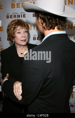 SHIRLEY MACLAINE MATTHEW MCCONAUGHEY BERNIE. WELTPREMIERE AUF DER 2011 LOS ANGELES FILM FESTIVAL OPENING NIGHT DOWNTOWN LOS A Stockfoto