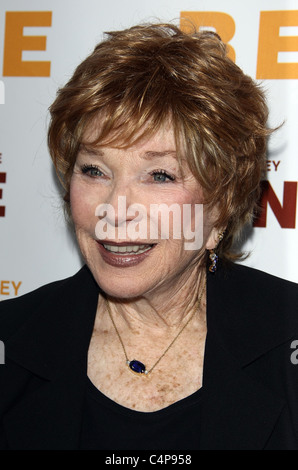 SHIRLEY MACLAINE BERNIE. WELTPREMIERE AUF DER 2011 LOS ANGELES FILM FESTIVAL OPENING NIGHT DOWNTOWN LOS ANGELES CALIFORNIA U Stockfoto