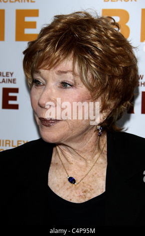 SHIRLEY MACLAINE BERNIE. WELTPREMIERE AUF DER 2011 LOS ANGELES FILM FESTIVAL OPENING NIGHT DOWNTOWN LOS ANGELES CALIFORNIA U Stockfoto