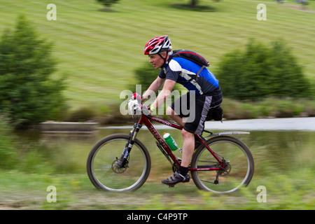 Mountainbiker im Wettbewerb bei Mountain Mayhem 2011 Stockfoto