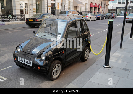 Ein G-Wiz Elektroauto aufgeladen an einem Elektrobay aufladen Punkt auf Albemarle Street in London auf der Straße.  Apr 2011 Stockfoto