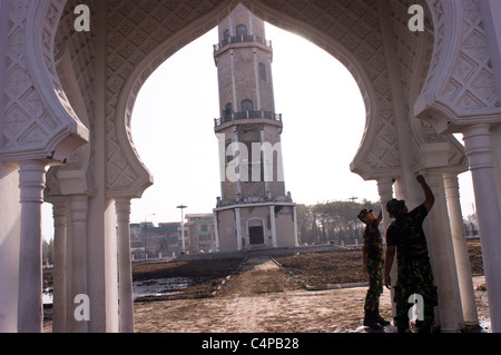 Mitglieder des indonesischen Militärs repaint Teile des Baiturrahman, der großen Moschee in Banda Aceh, Indonesien Stockfoto