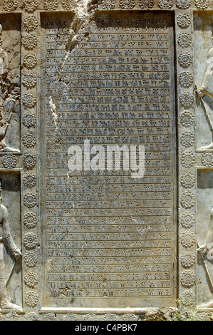 BAS-Reliefs, Kunst und Schrift. Ruinen des persischen Reiches in Persepolis, nahe Shiraz, Iran. Archäologische Stätte im Nahen Osten, Asien Stockfoto