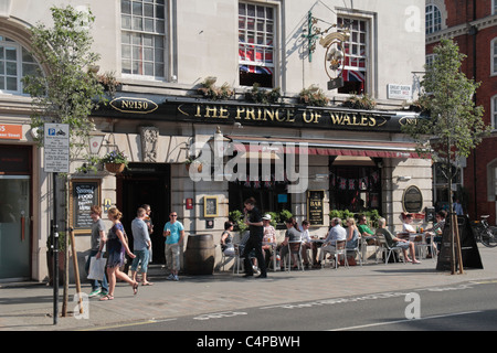 Menschen haben einen Drink am Nachmittag außerhalb der Prince Of Wales Gastwirtschaft in St Martins Lane, Covent Garden, London, Großbritannien. Stockfoto