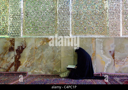 Iranerin beten an Imam Zadeh-ye Ali Ebn-e Hamze Moschee in Schiraz, Iran Stockfoto