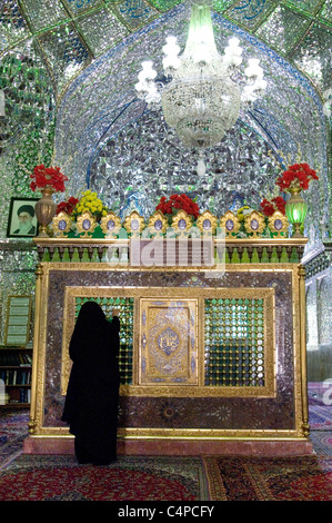 Iranerin beten an Imam Zadeh-ye Ali Ebn-e Hamze Moschee in Schiraz, Iran Stockfoto