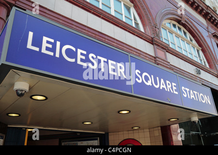 Eingang der Leicester Square Tube-Station im Zentrum von London, UK. Stockfoto