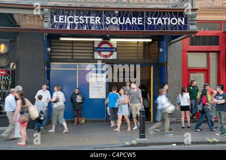 Eingang der Leicester Square Tube-Station im Zentrum von London, UK. Stockfoto