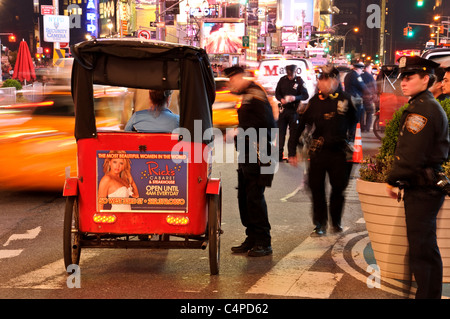 Times Square, 42nd Street, New York City 2011, NYPD Inspektion ein Fahrrad Cabby. Stockfoto