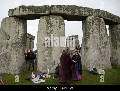 Nachtschwärmer während der Sommersonnenwende in Stonehenge Stockfoto