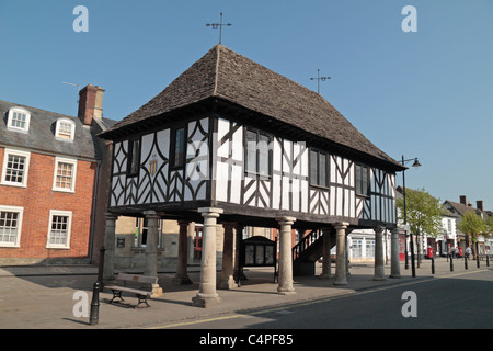 Das ehemalige Rathaus dominiert die Hauptstraße in kleinen Wiltshire Dorf von Royal Wootton Bassett, England, Großbritannien. Stockfoto