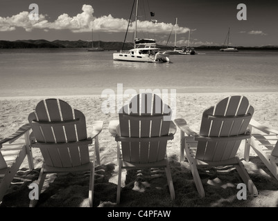 Adirondack Stuhl, Boote und Strand. Jost Van Dyke. Britische Jungferninseln Stockfoto