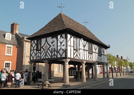 Das ehemalige Rathaus dominiert die Hauptstraße in kleinen Wiltshire Dorf von Royal Wootton Bassett, England, Großbritannien. Stockfoto