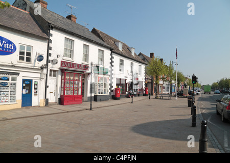 Eine Gesamtansicht entlang der Hauptstraße des kleinen Wiltshire Dorf von Royal Wootton Bassett, England, UK. Stockfoto